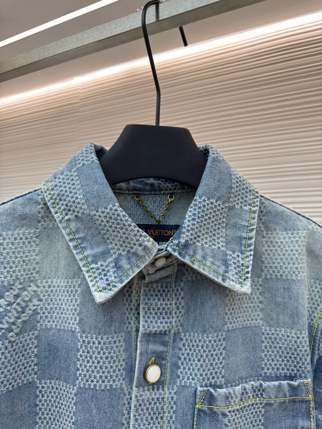 LOUIS VUITTON checkerboard denim short-sleeved shirt ●Authentic product: Purchased and developed by 14100 ●Item number: 1680088-B20 ●Fabric: Jacquard denim fabric ●Technology: 3D jacquard craft ●Version: Fitted version ●Size: S-M-L-XL ●Weight: about 635 grams ●Description: Using a loom to weave a three-dimensional pattern on the fabric, the sand-washed whitening distressed denim fabric presents a whitening and distressed effect. The overall wiring is straight and delicate, the fabric is comfortable and soft, and the color is consistent without color difference. It can be matched with the same style to create a fashionable look and control various occasions. Customized accessories, complete with three standards, same style for men and women!